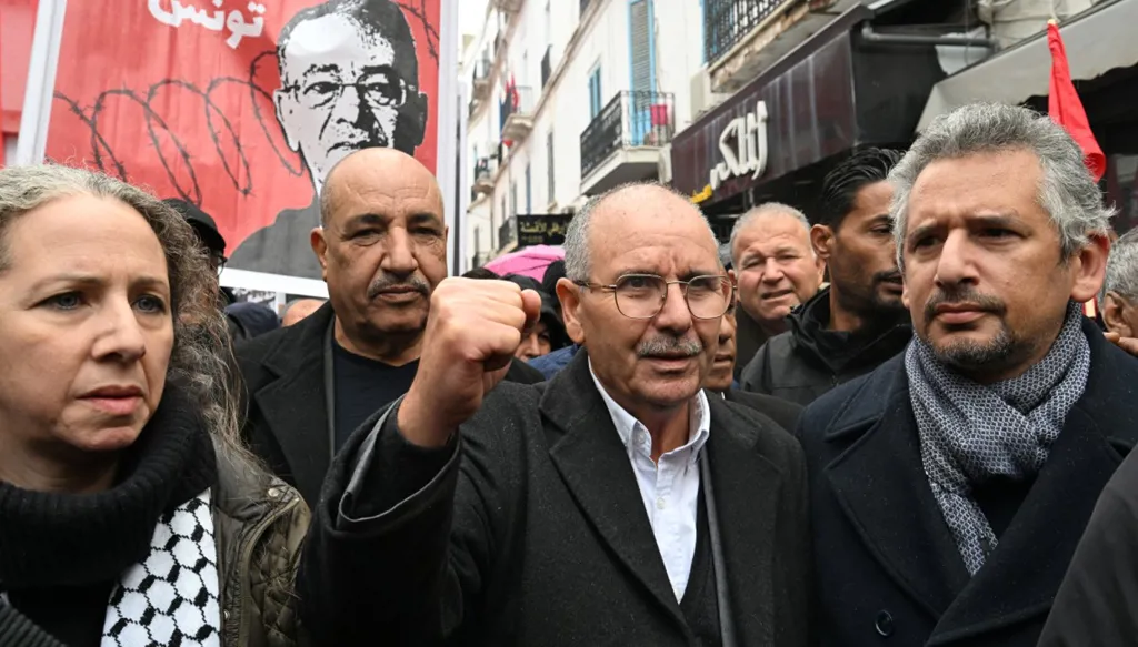 اتحاد الشغل يقرع طبول الإضراب… والسلطة التونسية تستعدّ للمواجهة