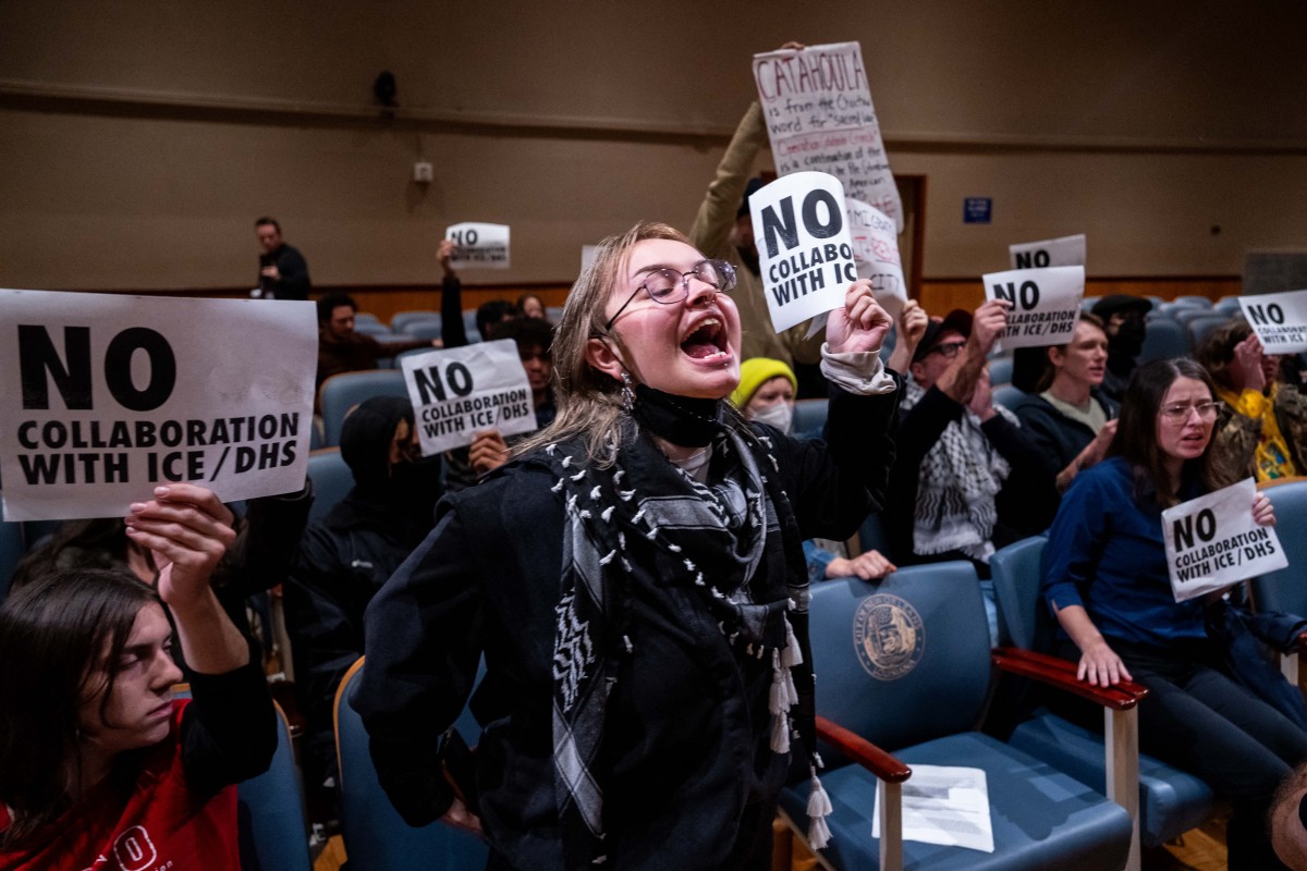 محتجون مناهضون لوكالة الهجرة والجمارك (ICE) ودوريات حرس الحدود. (أ ف ب)