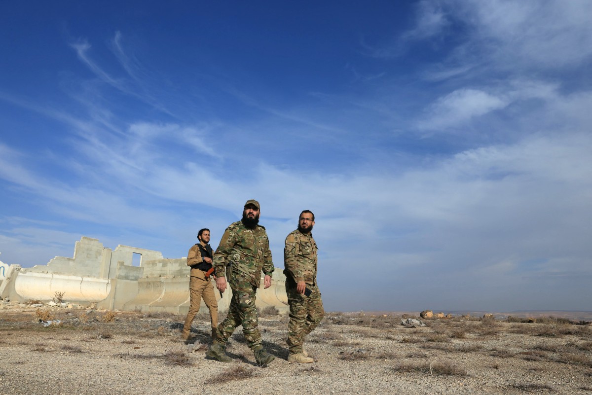 جنود من وزارة الدفاع السورية يتجولون في قاعدة عسكرية مهجورة في حلب (أ ف ب).