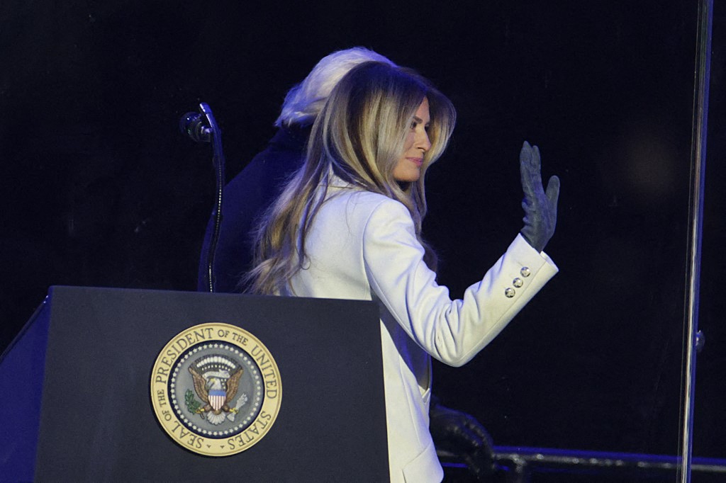 اطلالة ميلانيا ترامب خلال اضاءة شجرة الكرسمس الوطنية في واشنطن (أ.ف.ب)