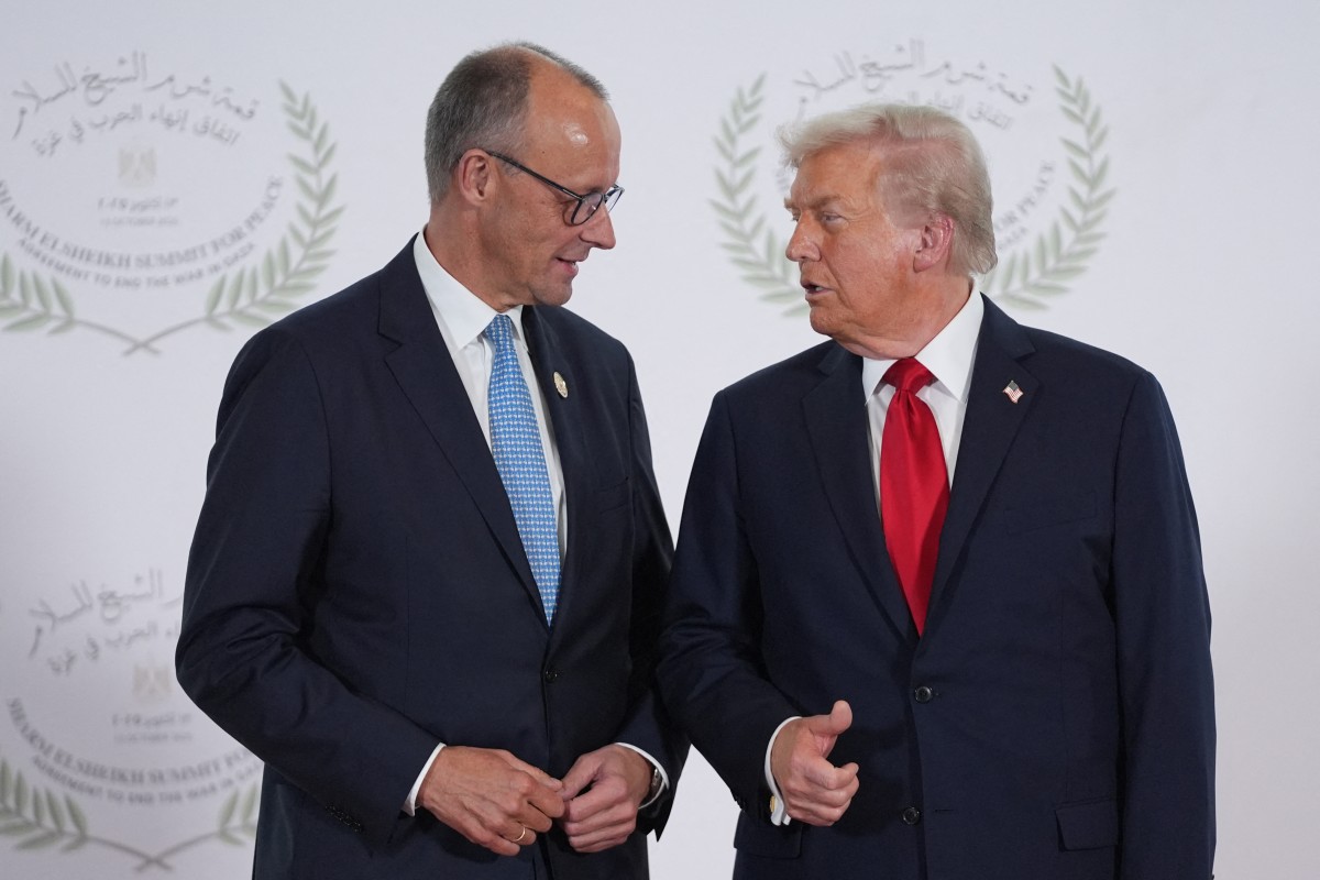 الرئيس الأميركي دونالد ترامب يرحب بالمستشار الألماني فريدريش ميرز خلال قمة حول غزة في شرم الشيخ في 13 أكتوبر 2025. (أ ف ب)