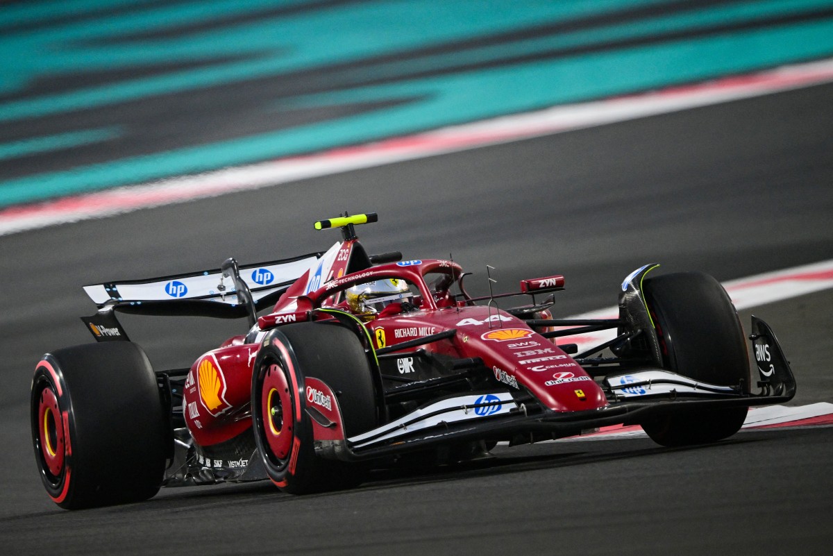 هاميلتون خلال تجارب جائزة أبوظبي الكبرى. (أ ف ب)