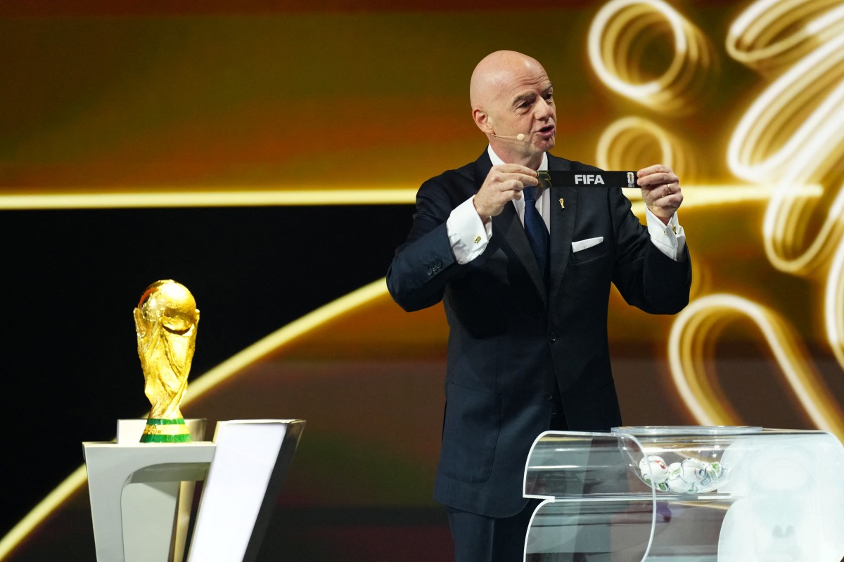 إنفانتينو وكأس العالم خلال سحب القرعة. (أ ف ب)