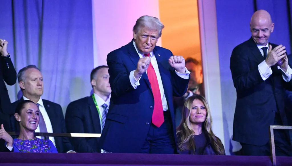 "الأمر لا يبدو منطقياً"... ترامب يريد تغيير تسمية كرة القدم الأميركية