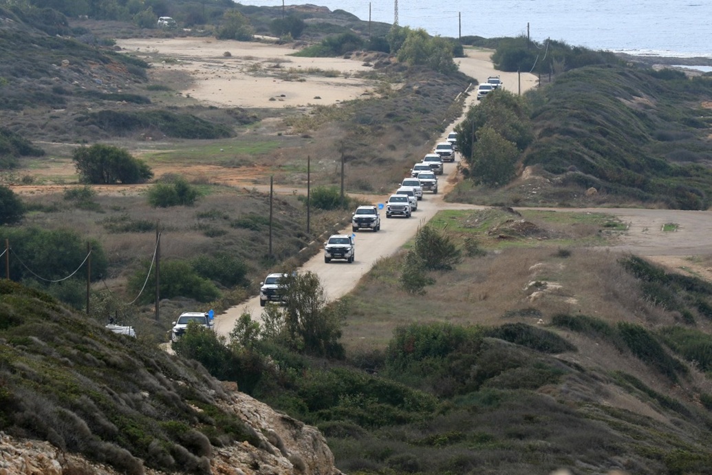 قافلة تقل وفدا من مجلس الأمن التابع للأمم المتحدة تقوم بجولة على الحدود بالقرب من المنطقة الجنوبية اللبنانية الناقورة (أ ف ب)