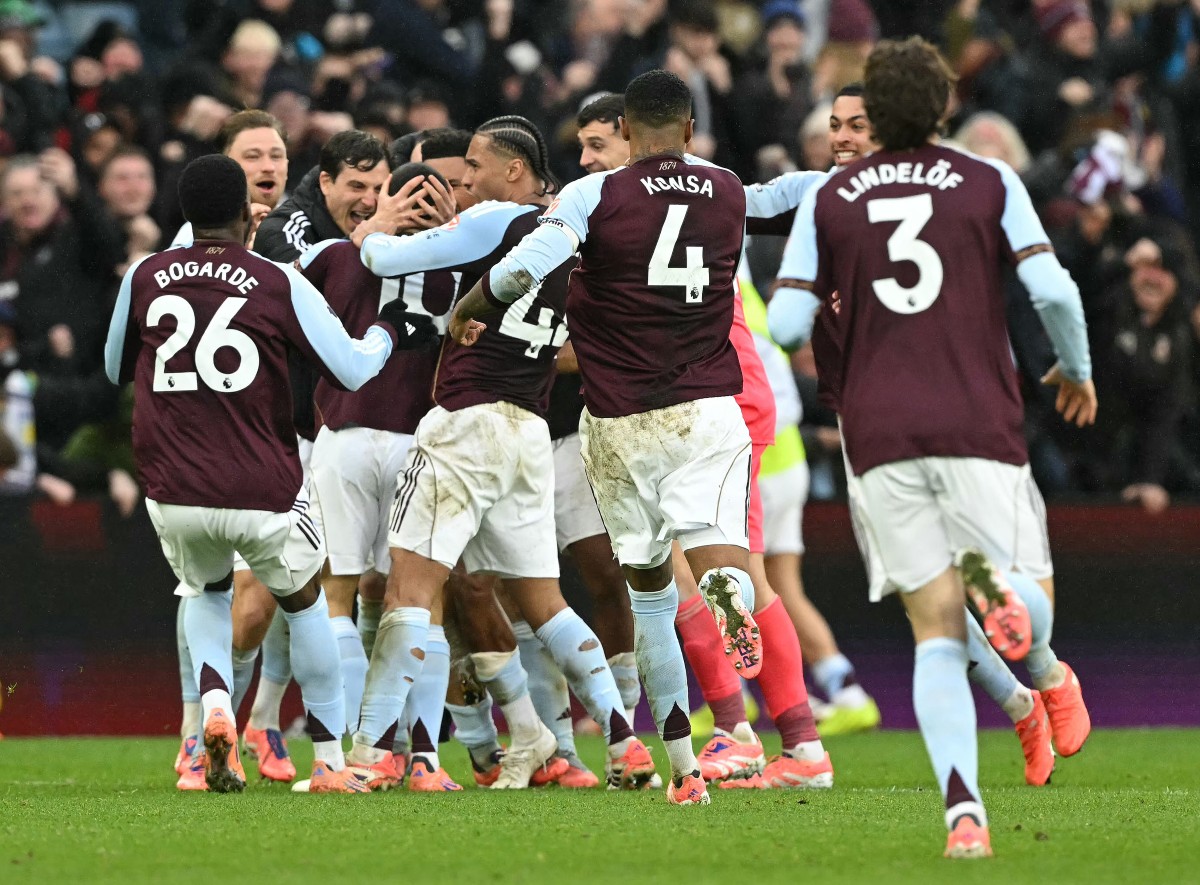 أستون فيلا يحتفل بالفوز على أرسنال. (أ ف ب)