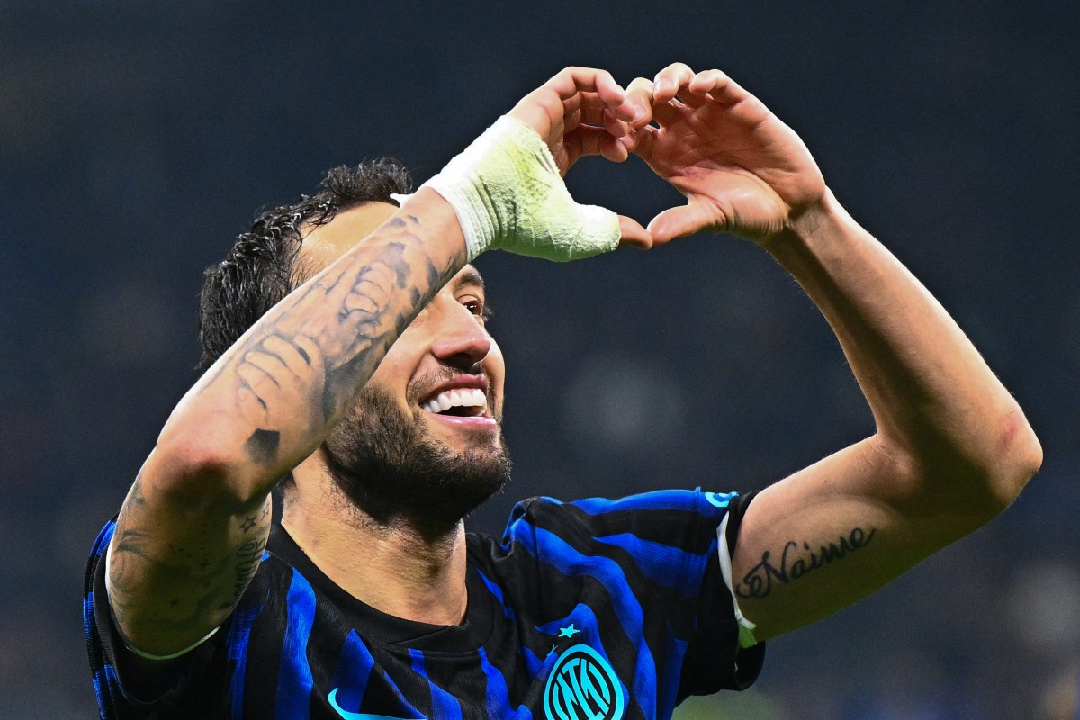 هاكان تشالهانأوغلو يحتفل بالهدف في مرمى كومو. (أ ف ب)