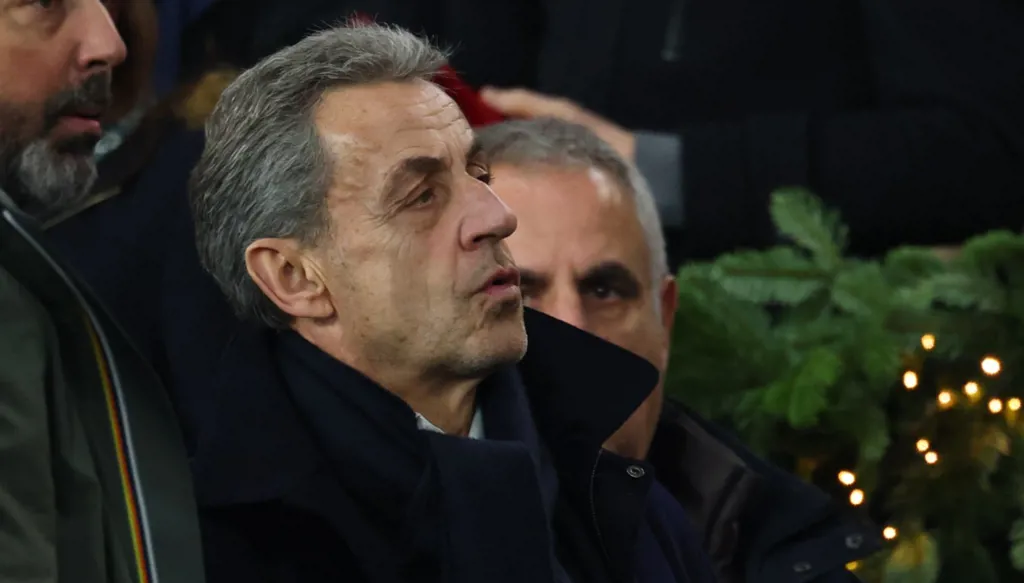 "رمادية وعزلة"... ساركوزي يصدر كتاباً حول تجربته داخل السجن