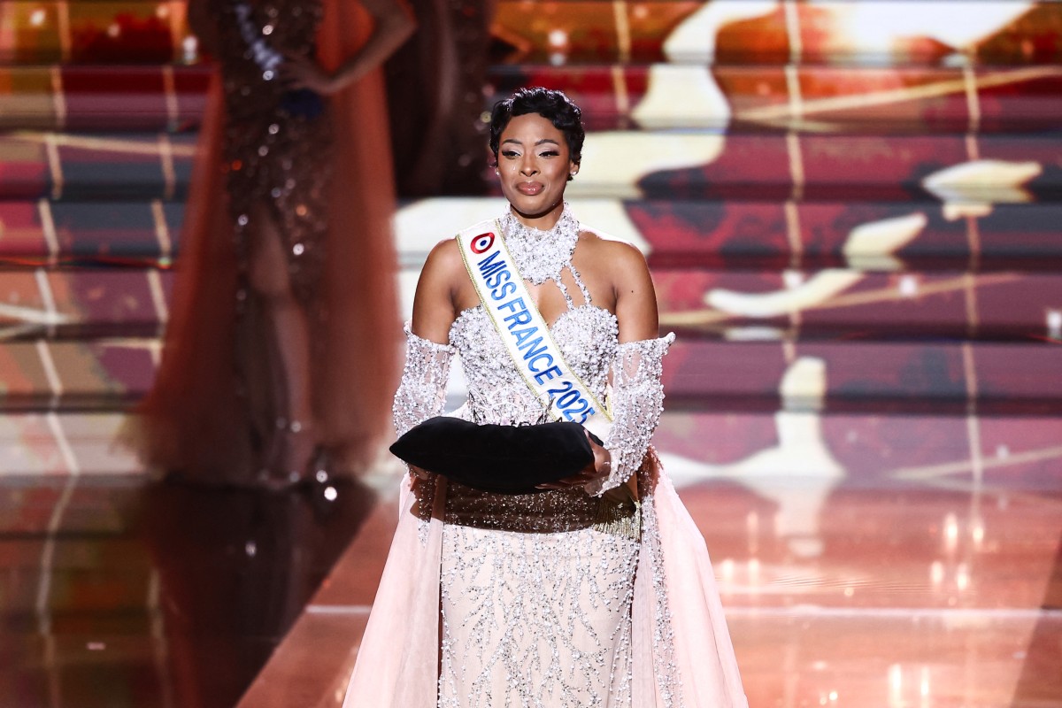ملكة جمال فرنسا 2025، أنجيليك أنغارني-فيلوبون، تحمل التاج على المسرح خلال مسابقة ملكة جمال فرنسا 2026 (أ ف ب).
