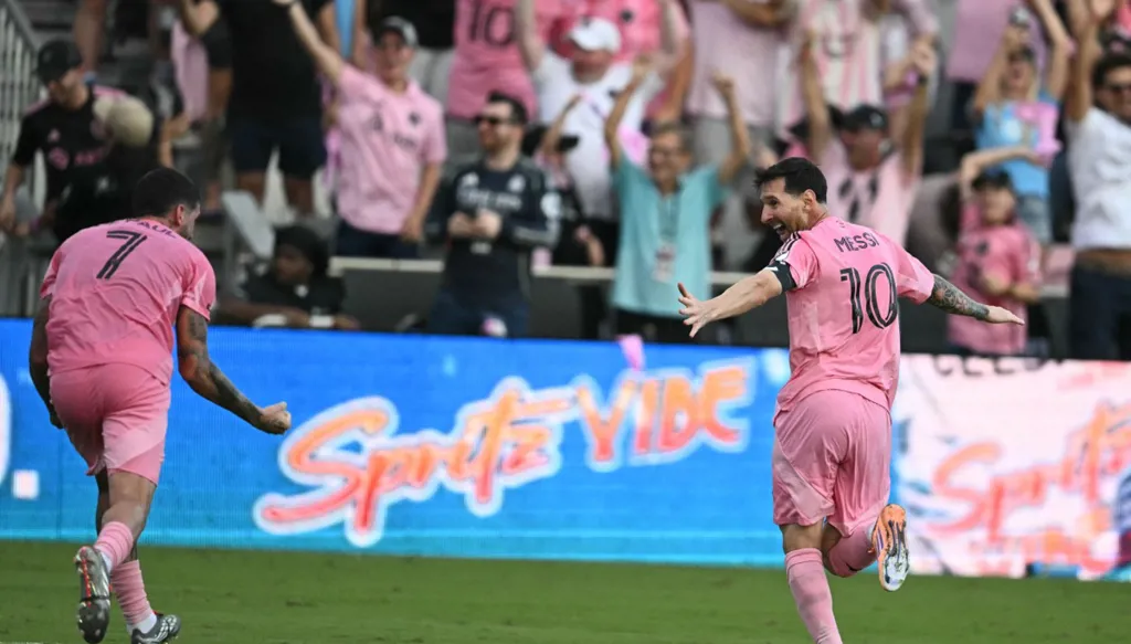 حدث قد لا يتكرر... ميسي يحقق جائزة "تاريخية" (فيديو وصور)