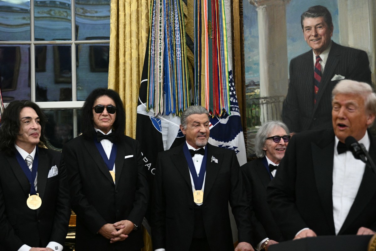 الرئيس الأميركي دونالد ترامب يلقي كلمة خلال مراسم تقليد ميداليات جوائز مركز كينيدي (أ ف ب).