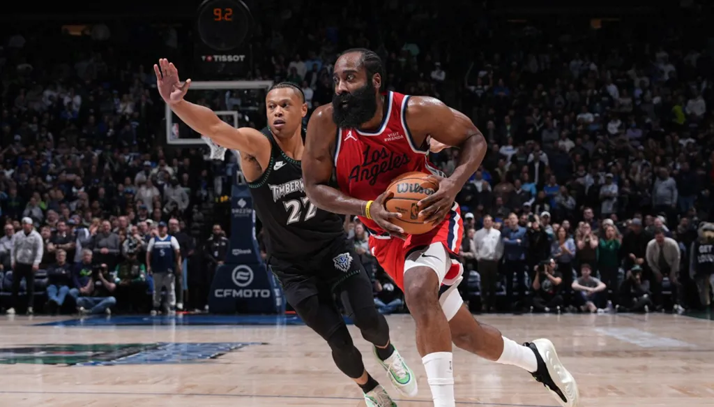 "صاحب اللحية" يكسر حاجز العظماء في NBA