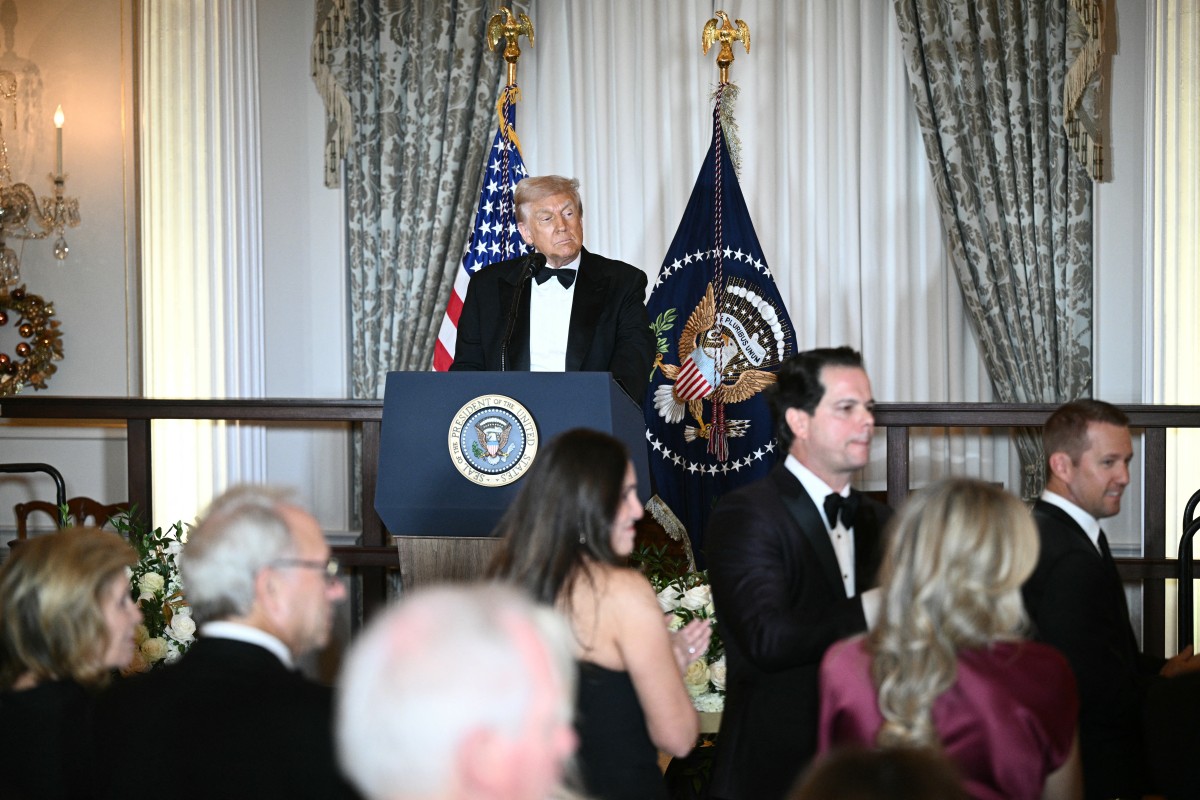 الرئيس الأميركي دونالد ترامب يلقي كلمة خلال مراسم تقليد ميداليات جوائز مركز كينيدي