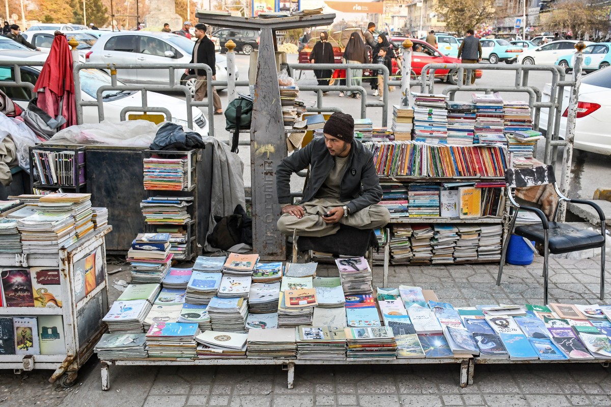 بائع كتب أفغاني ينتظر الزبائن في منطقة السوق في مزار الشريف. (أ ف ب)
