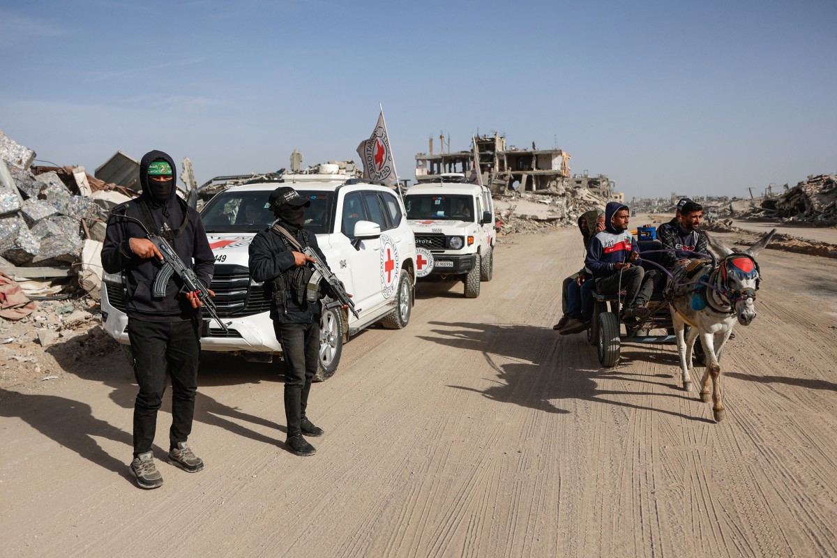 قام مقاتلو حماس الفلسطينيون بتأمين المنطقة بينما كان عمال مصريون برفقة أعضاء من اللجنة الدولية للصليب الأحمر يبحثون عن رفات الرهينة الإسرائيلي الأخير في حي الزيتون بمدينة غزة. (أ ف ب)