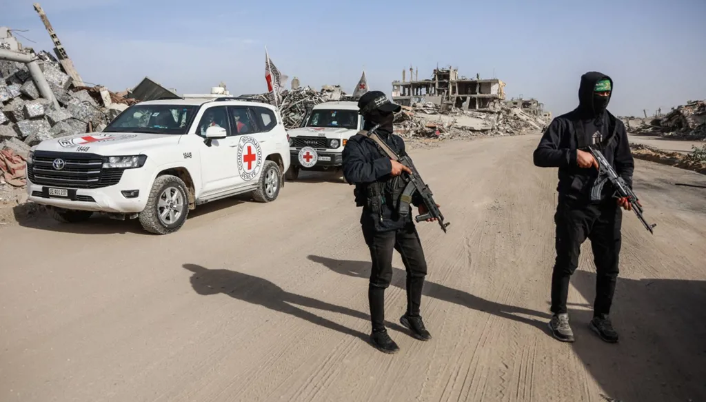 قام مقاتلو حماس الفلسطينيون بتأمين المنطقة بينما كان عمال مصريون برفقة أعضاء من اللجنة الدولية للصليب الأحمر يبحثون عن رفات الرهينة الإسرائيلي الأخير في حي الزيتون بمدينة غزة. (أ ف ب)