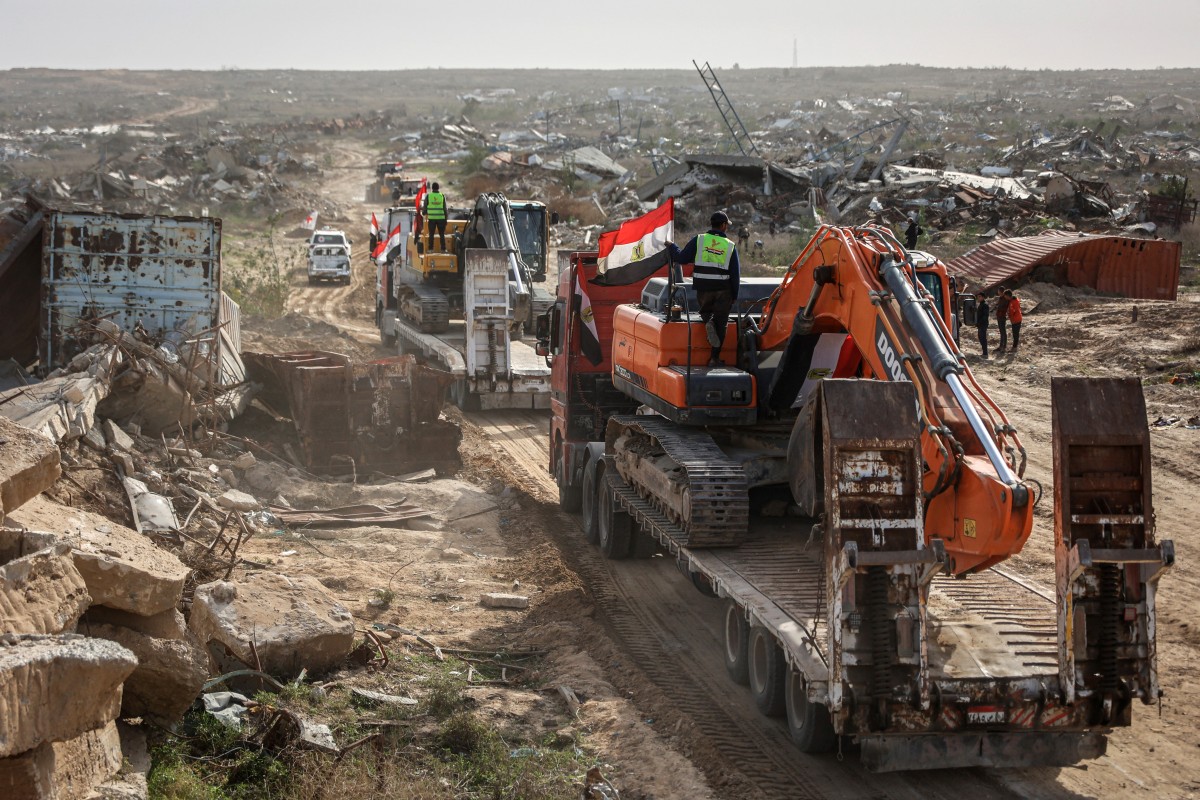 معدات ثقيلة تابعة للجنة مصرية برفقة أعضاء من اللجنة الدولية للصليب الأحمر خلال البحث عن رفات آخر رهينة إسرائيلي وسط أنقاض حي الزيتون في مدينة غزة. (أ ف ب)