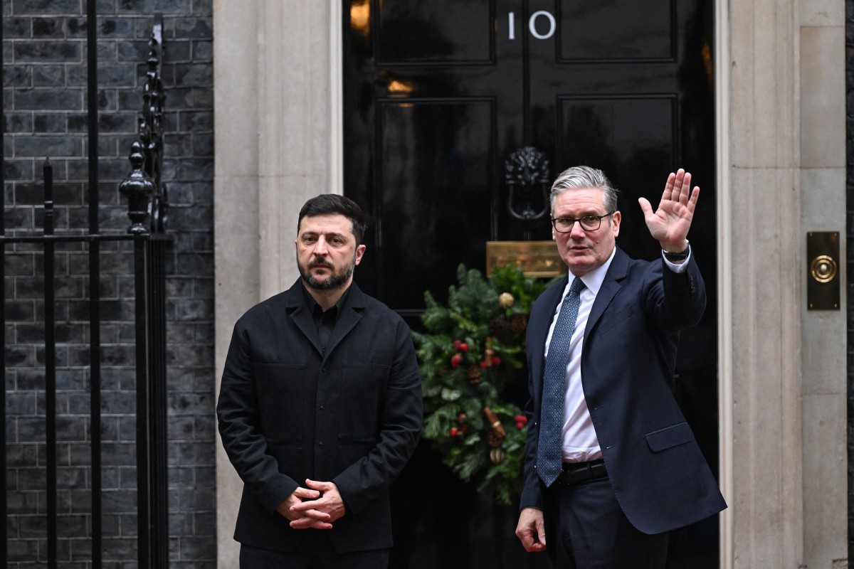 زيلينسكي وستارمر (أ ف ب).