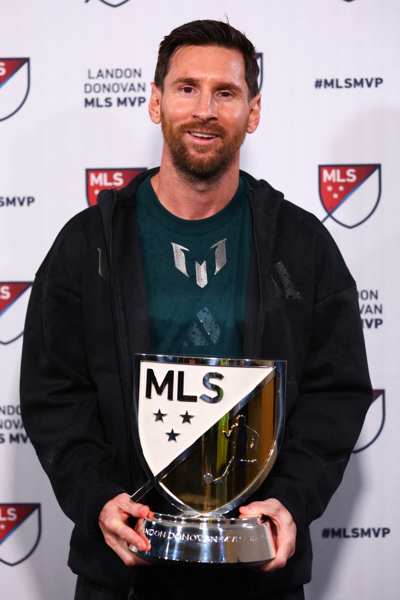 ميسي مع الجائزة. (أ ف ب)