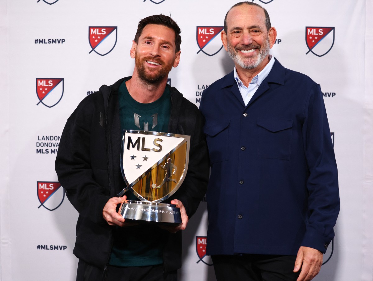 ميسي مع الجائزة. (أ ف ب)