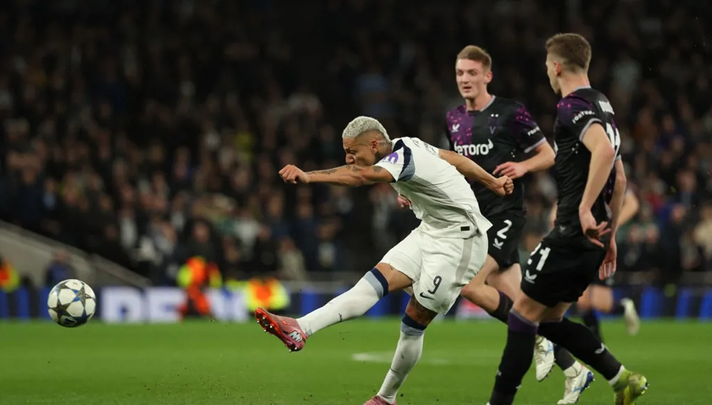 توتنهام يفرض هيبته القارية ويعبر سلافيا براغ بثلاثية