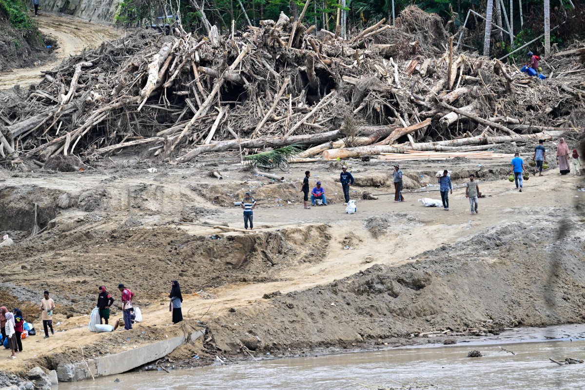 فيضانات مدمرة في إندونيسيا (أ ف ب).