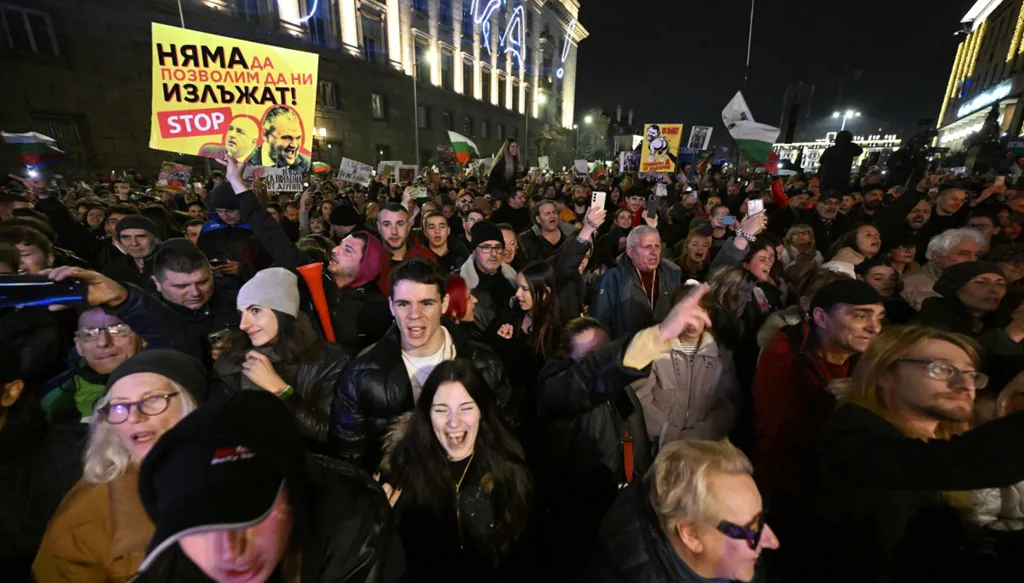 رئيس الوزراء البلغاري يعلن استقالة حكومته غداة تظاهرة حاشدة