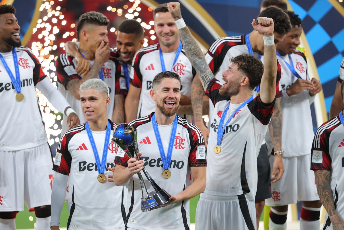 لاعبو فلامنغو يحتفلون باللقب. (أ ف ب)