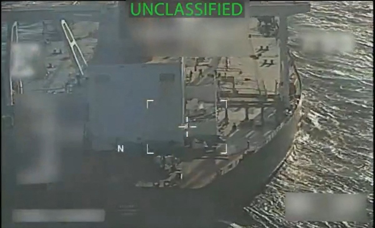 لحظة سيطرة القوات الأميركية على ناقلة النفط (لقطة من الفيديو- أ ف ب).