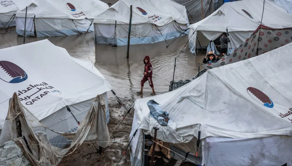 بالصور - الأمطار تغرق خيام غزة والبرد يودي بحياة رضيعة