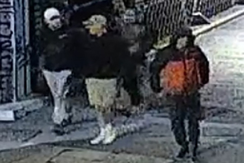 مجموعة من الرجال في الساعات الأولى من صباح يوم 25 سبتمبر في مدينة بريستول، خارج مبنى يضم قطعاً من مجموعة متحف بريستول الخاصة بالإمبراطورية البريطانية والكومنولث (أ ف ب)