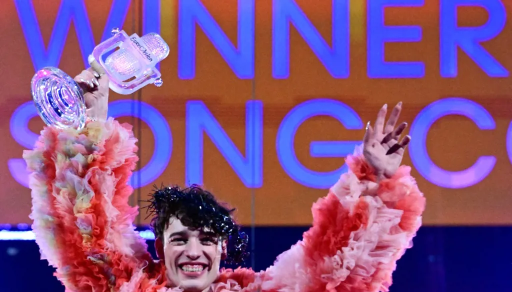 الفائز بـ"يوروفيجن" 2024 يُعيد الجائزة احتجاجاً على استمرار مشاركة إسرائيل: "لا مكان لها على رفّي" (فيديو)