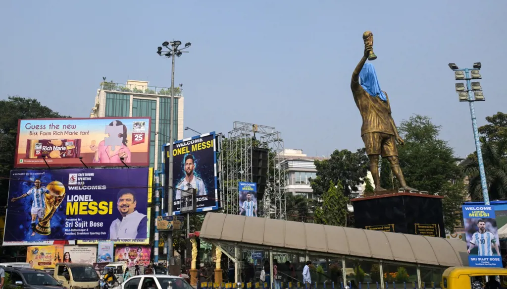 "الأعظم في التاريخ"... تمثال عملاق لميسي يرفع كأس العالم في الهند (صور)