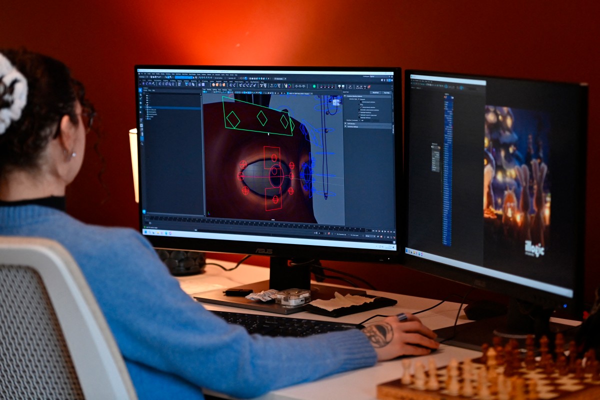 يبقى الدور البشري عنصراً أساسياً في التحقق، والتدقيق، واتخاذ القرار. (أ ف ب)