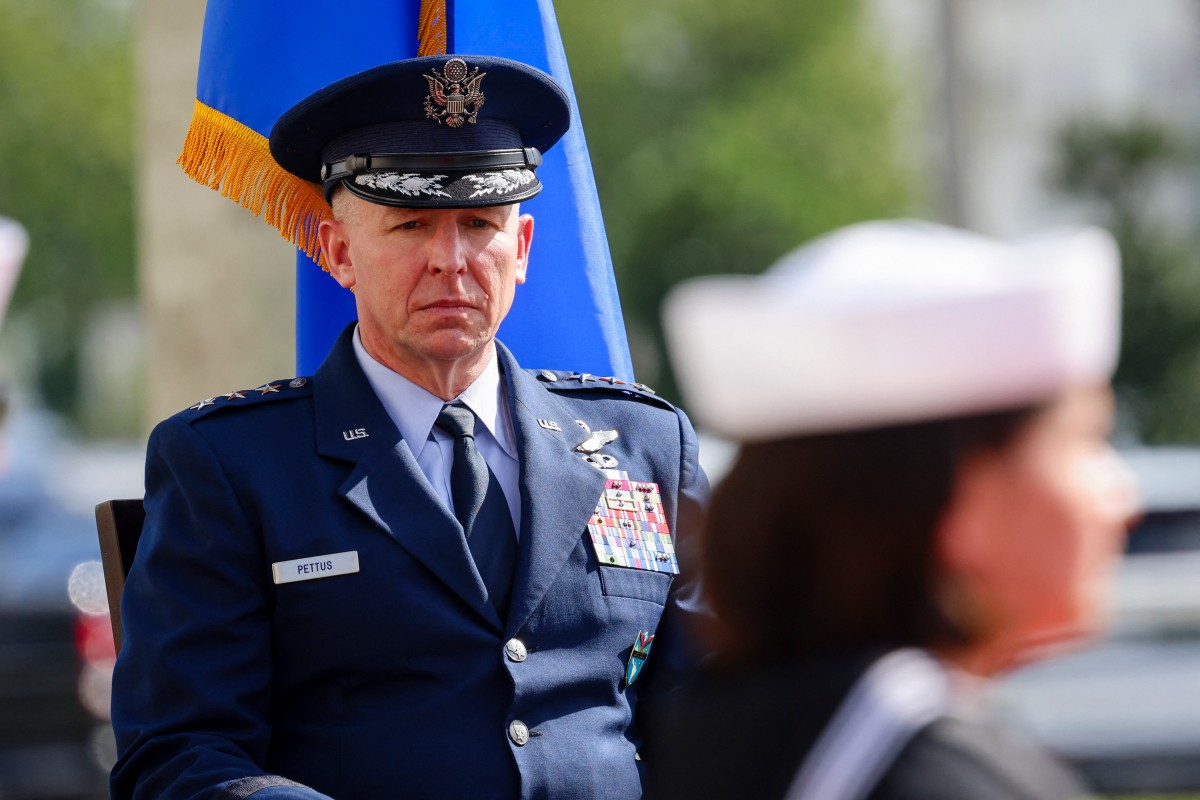 استقال الأدميرال الأميركي المسؤول عن الإشراف على تعزيز عسكري كبير في منطقة الكاريبي والضربات المثيرة للجدل على قوارب يُزعم أنها تُستخدم في تهريب المخدرات، يوم الجمعة بعد عام واحد فقط من توليه منصبه. (أ ف ب)