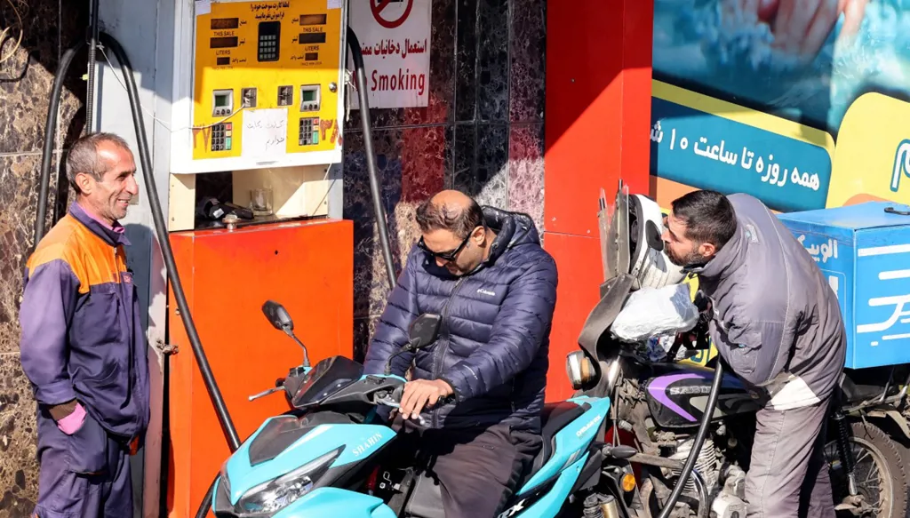 رفع أسعار البنزين في إيران... بين شبح التضخم وهاجس الاحتجاجات