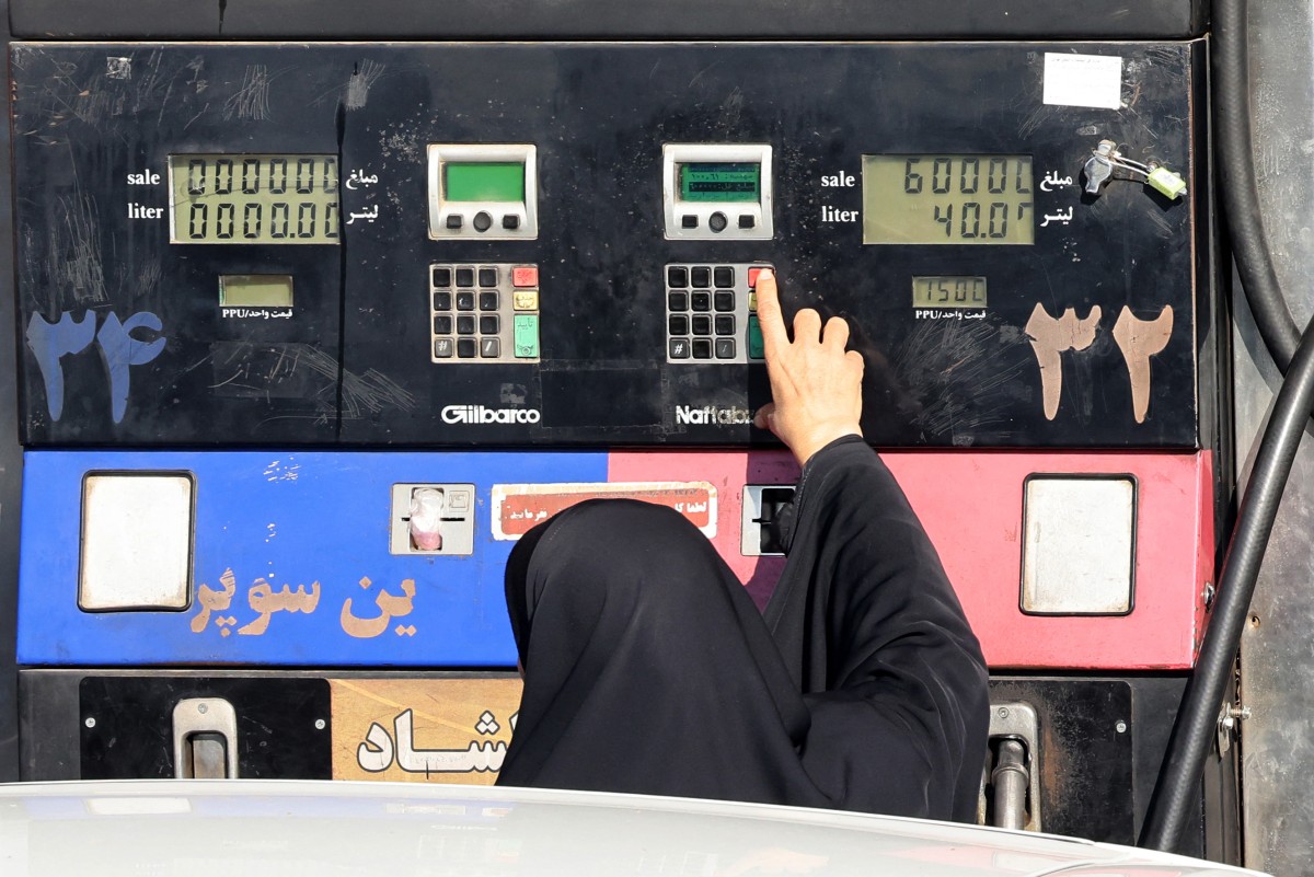 إيرانية تقوم بتزويد سيارتها بالوقود في طهران. (أ ف ب)