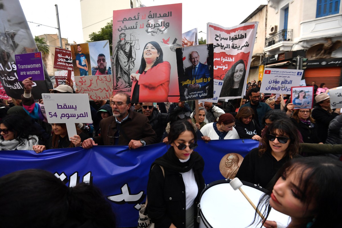 تظاهرة ضد سعيد في 13 كانون الأول الماضي طالب المشاركون بها بالحريات والإفراج عن السياسيين المسجونين. (أ ف ب)