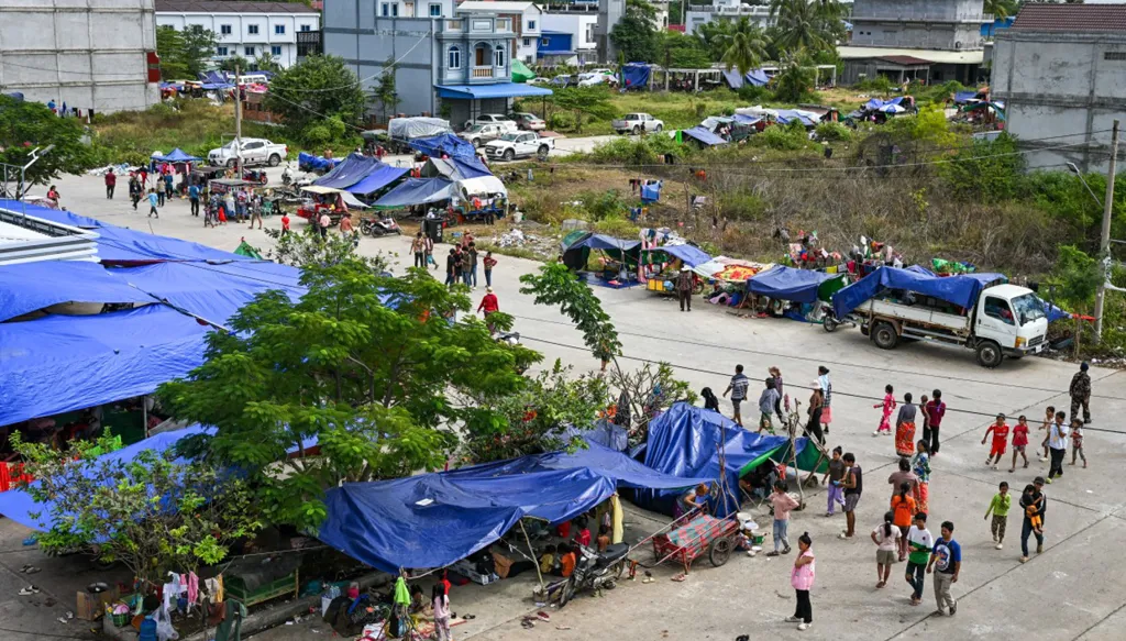 نازحون في كمبوديا جرّاء تواصل القتال مع تايلاند (أ ف ب).