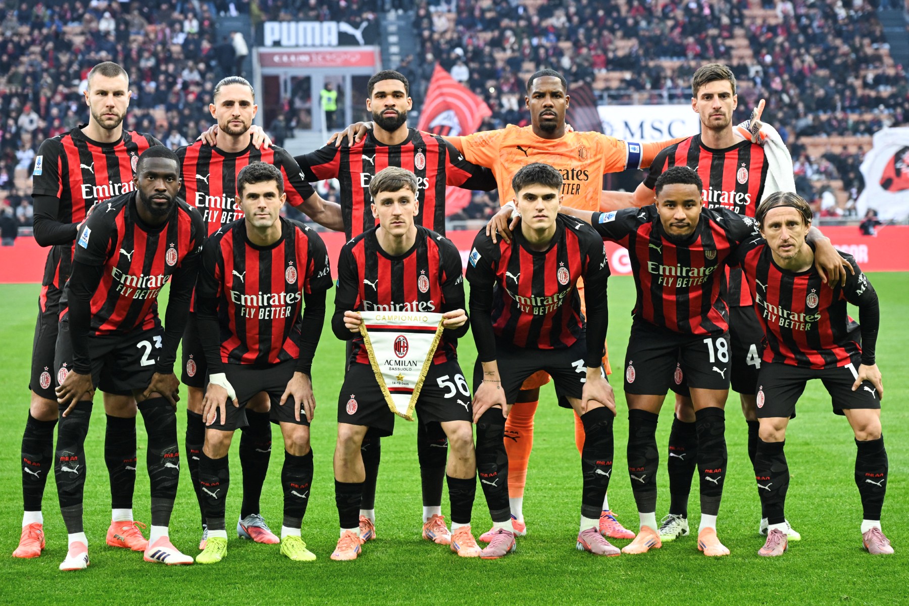 لاعبو ميلان. (أ ف ب)
