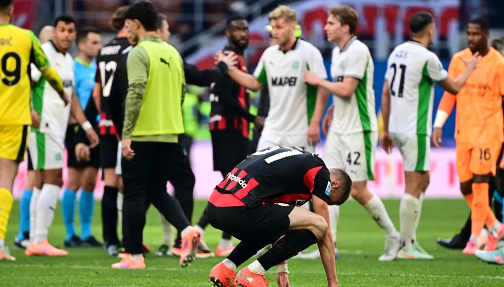 ساسوولو يفرض التعادل على ميلان ونابولي يرفض الهدية