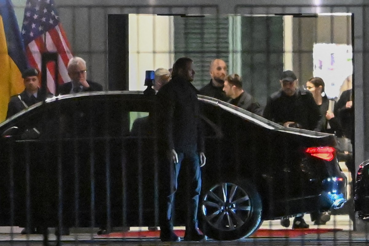 زيلينسكي (الثاني إلى اليمين) يصعد إلى السيارة بعد محادثات في المستشارية في 14 ديسمبر 2025 في برلين. (أ ف ب)