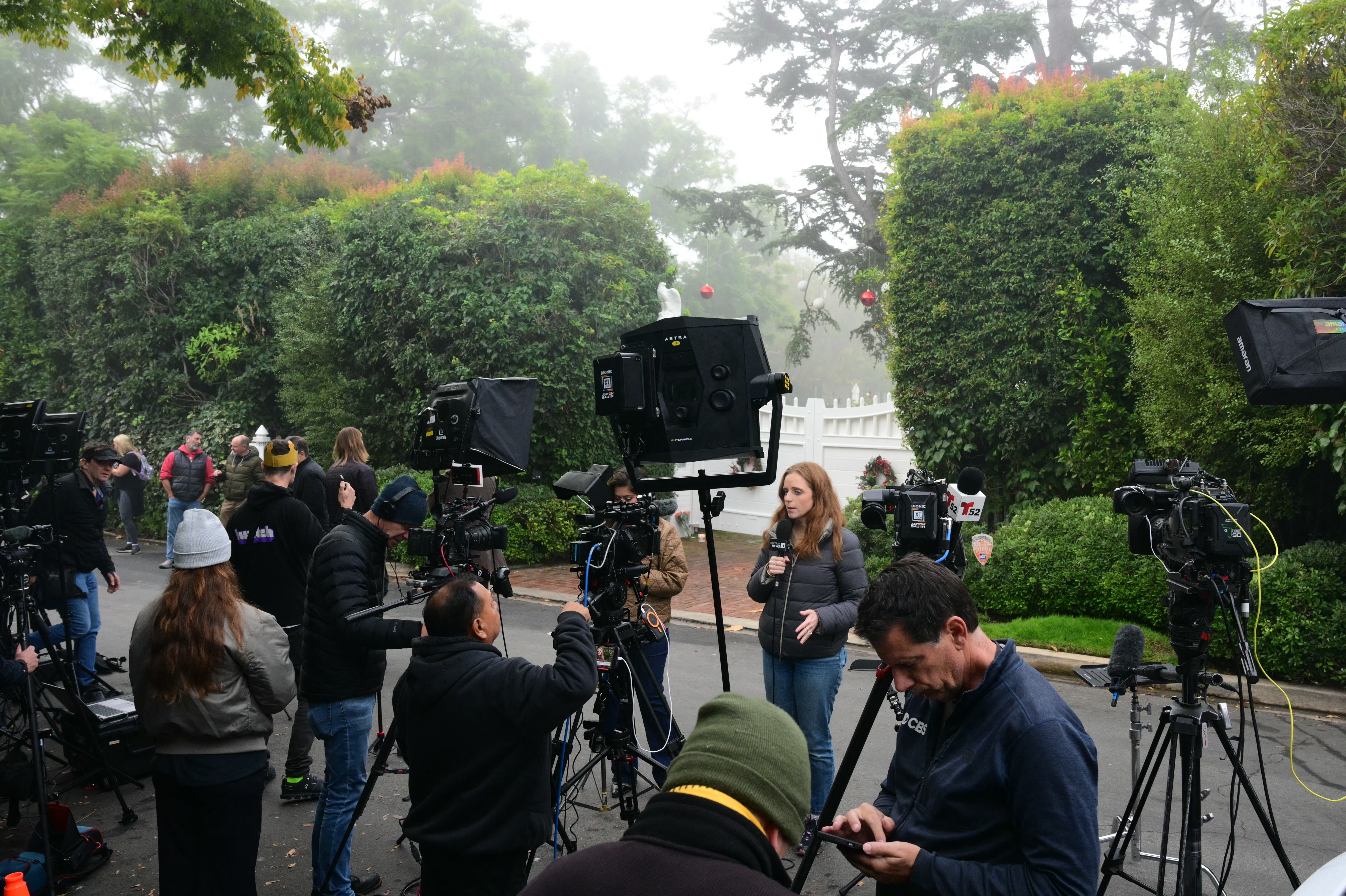 وسائل الاعلام أمام منزل المخرج روب راينر وزوجته (أ ف ب)