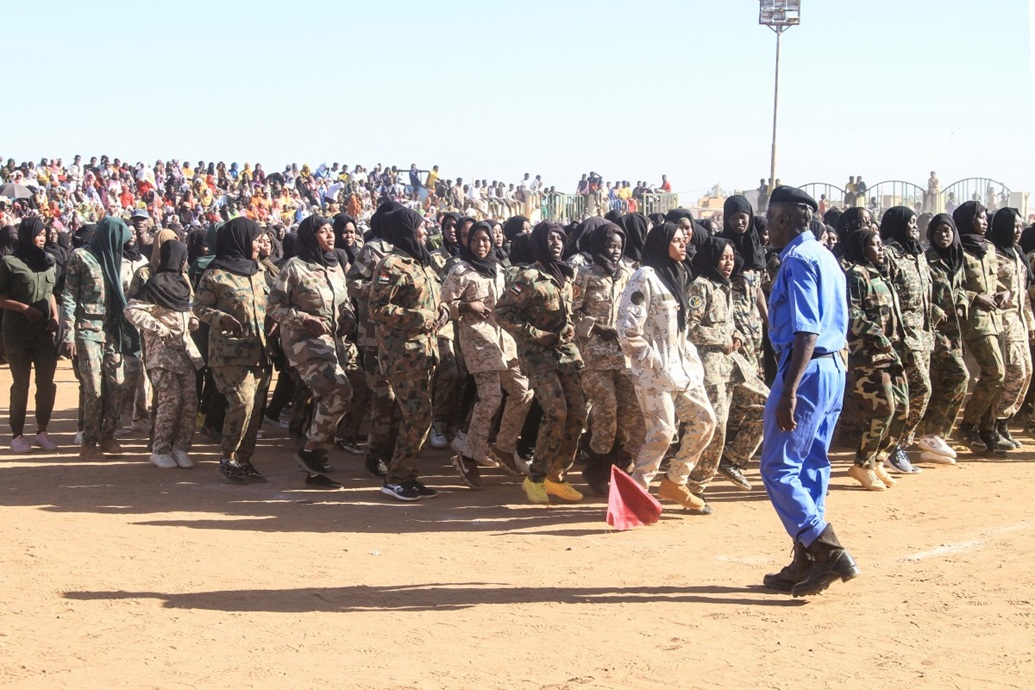 جنود سودانيون يسيرون بعد الانتهاء من دورات تدريبية (أ ف ب)