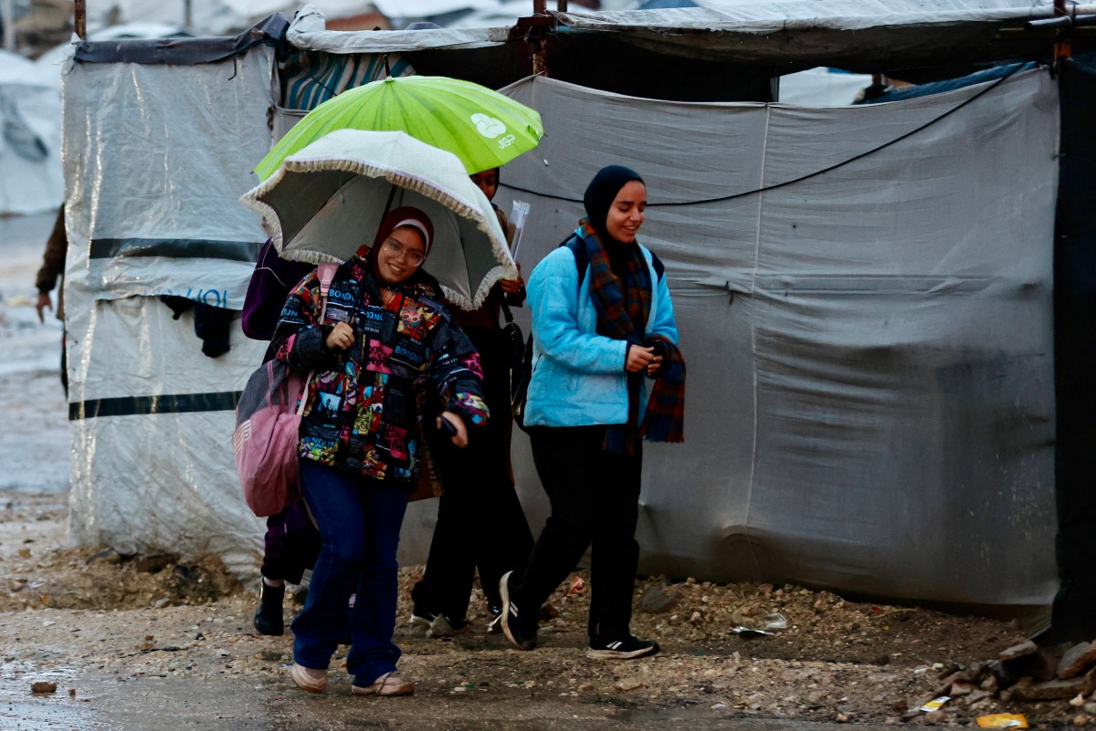 معاناة أهالي غزة في فصل الشتاء (أ ف ب).