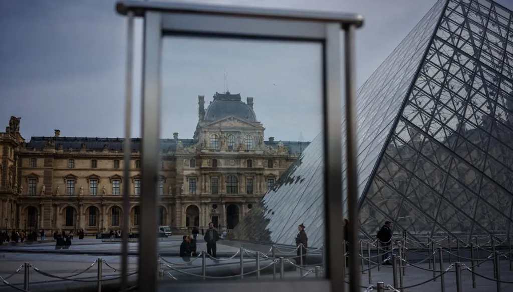 موظفو اللوفر يلغون الإضراب... وقرار بإعادة فتح المتحف "كالمعتاد"