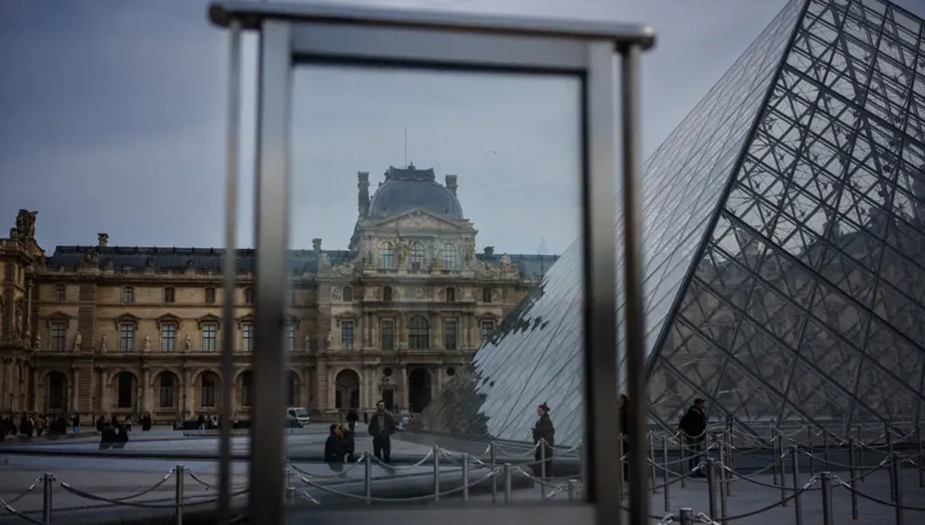 متحف اللوفر يفتح أبوابه أمام الزوار