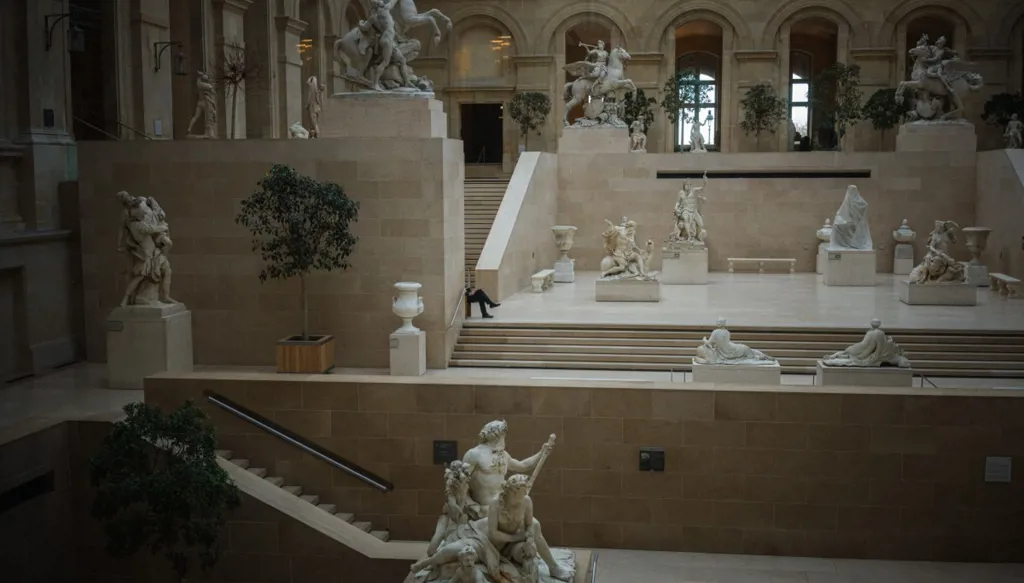 بسبب الأجور وظروف العمل... متحف اللوفر الفرنسي لا يزال مغلقاً