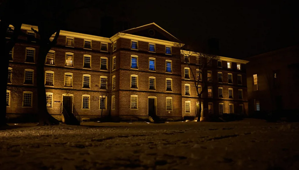 السلطات الأميركية تواصل البحث عن منفذ عملية إطلاق النار في جامعة براون