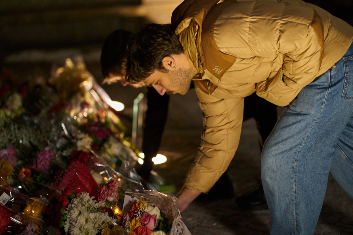 وضع الزهور لضحايا عملية جامعة براون. (أ ف ب)